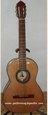 guitarra de Paracho de cedro con pinabete modelo MDCE sin curva vista del frente
